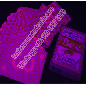 Bee marcado jogando cartas